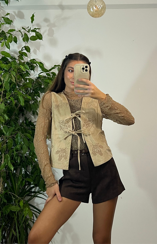 Gilet ricamati in camoscio